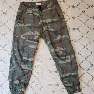 TNA Camo print Jogger - Size L
